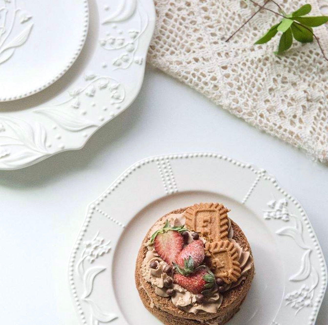 'Bella' White Ceramic Breakfast Plate, Medium