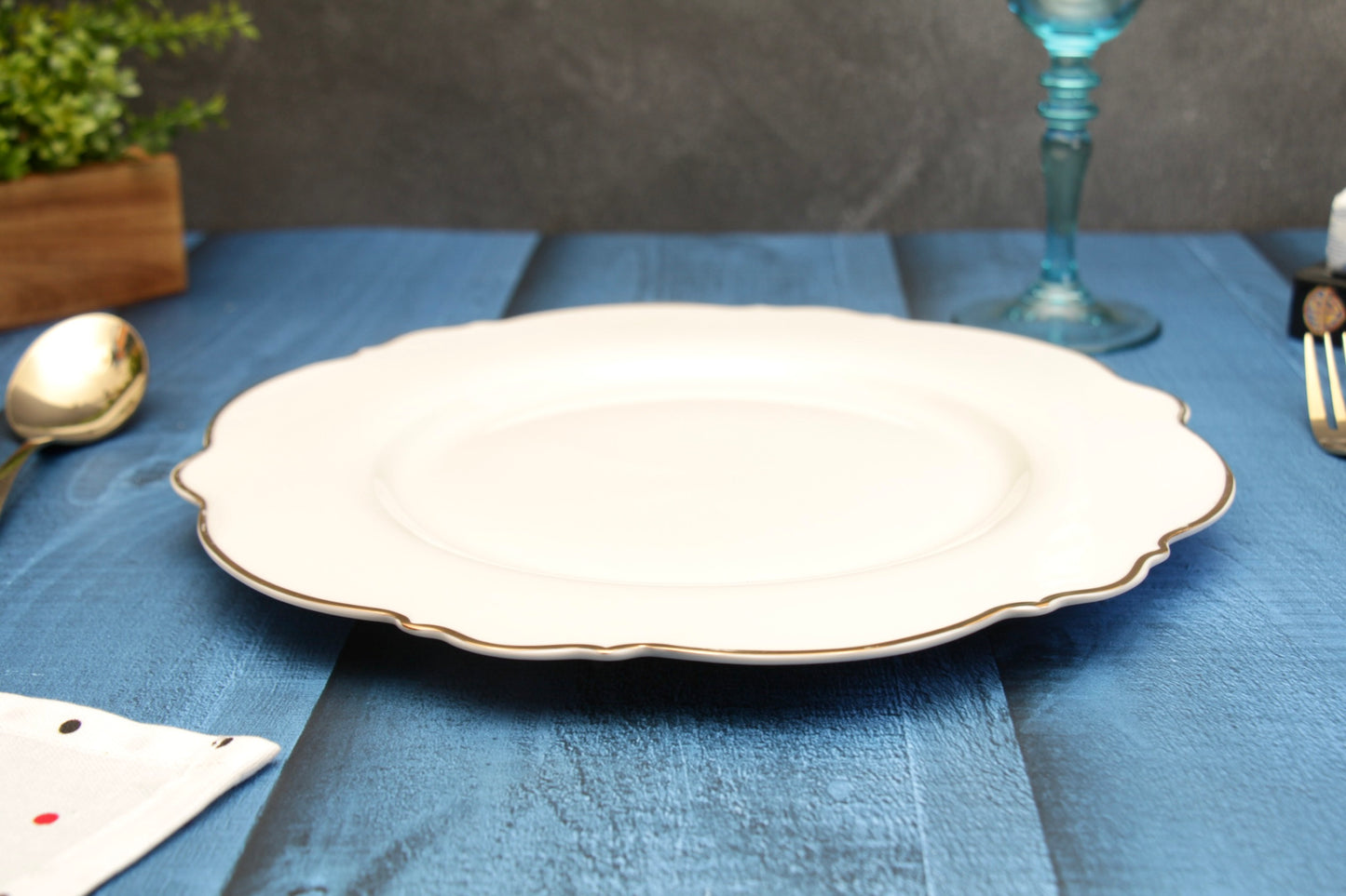 'Alice' Ceramic Dinner plate - White