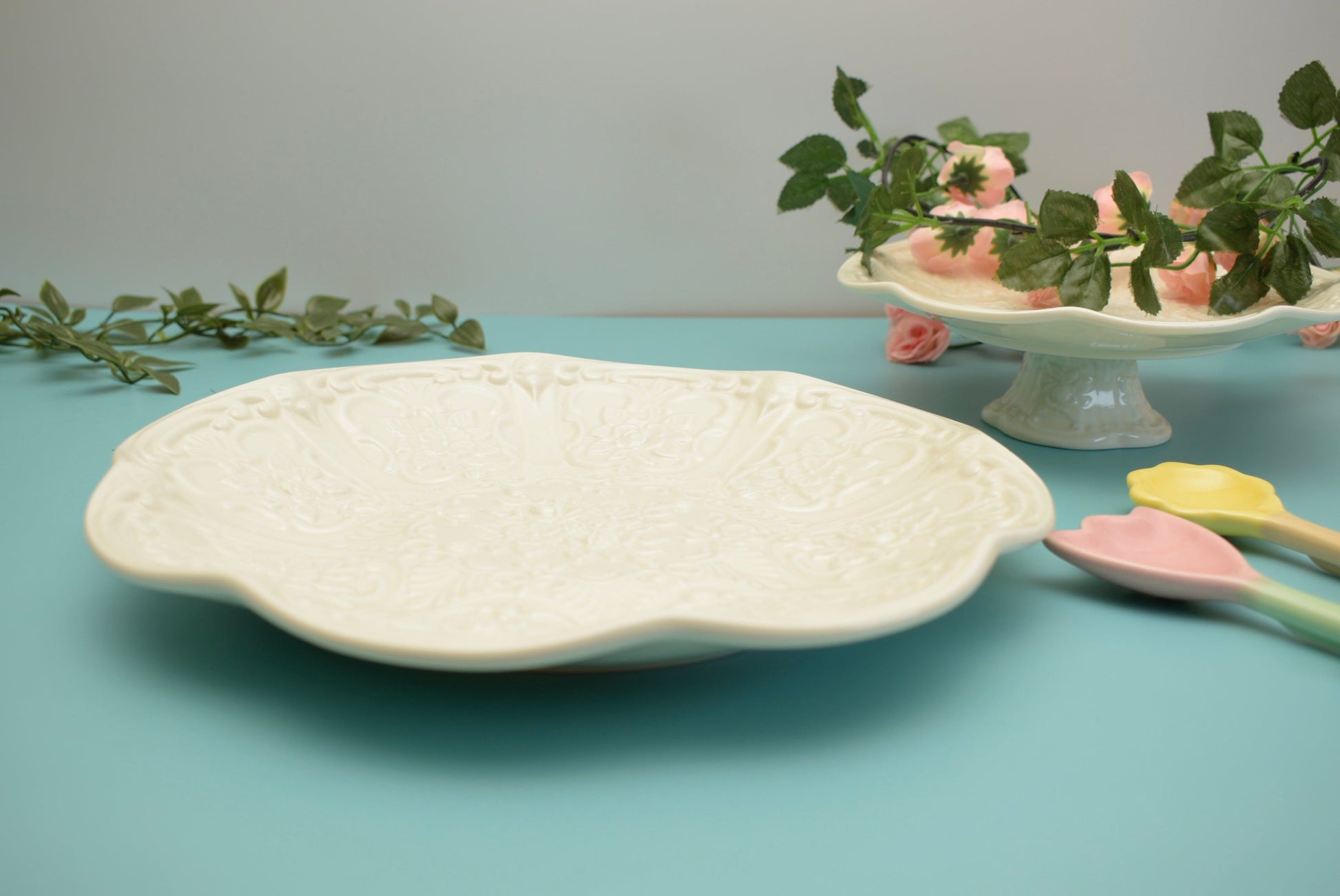 'Brittany' White Ornate Ceramic Dinner Plate - Peppylittlethings.com